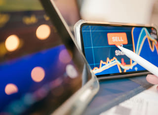 Handelaar op meerdere markten die opties voor Bitcoin, Ethereum en forex onderzoekt