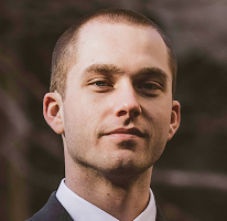 Portret van Thomas Whitfield, marktanalist en expert op het gebied van cryptocurrency handel